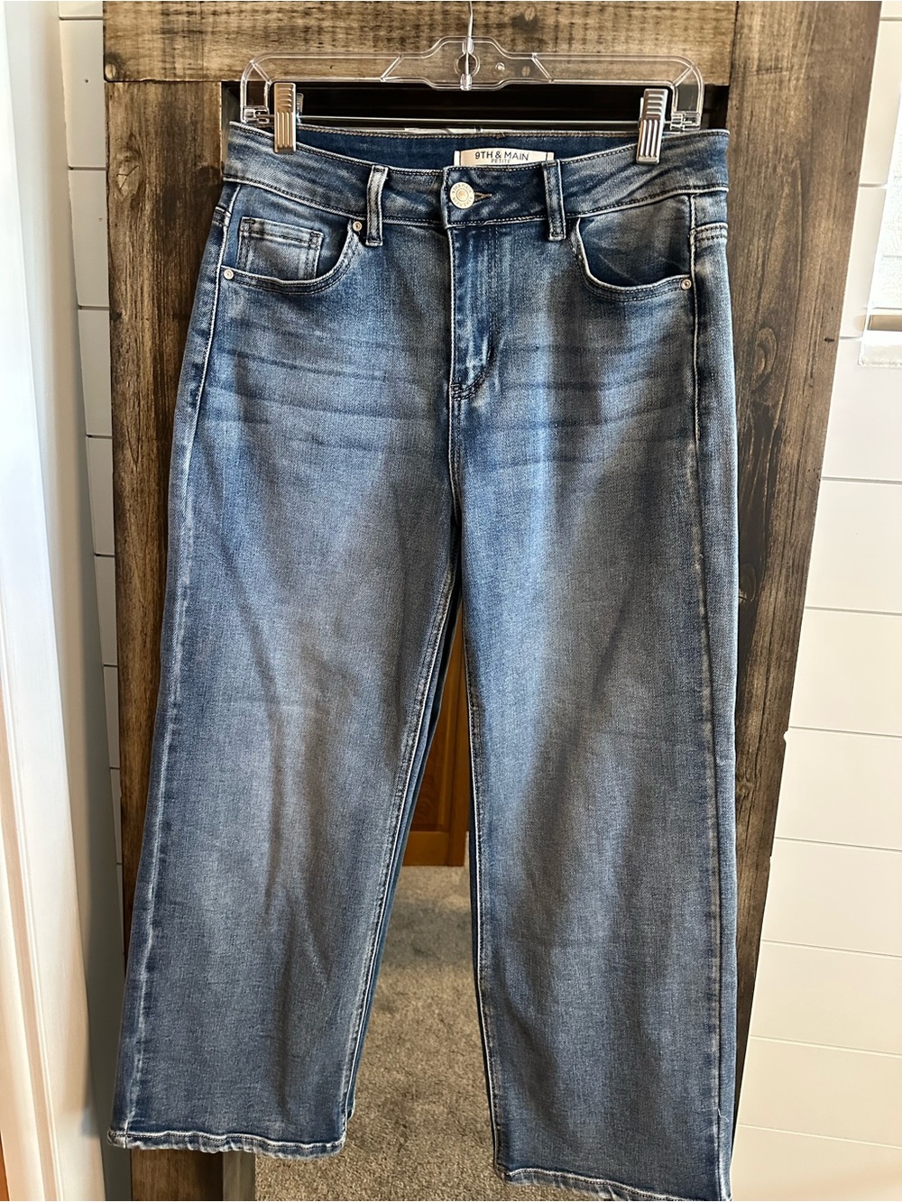 9th & Main Women’s 10P Petite Cropped Straight Leg Stretch Jeans Medium Wash